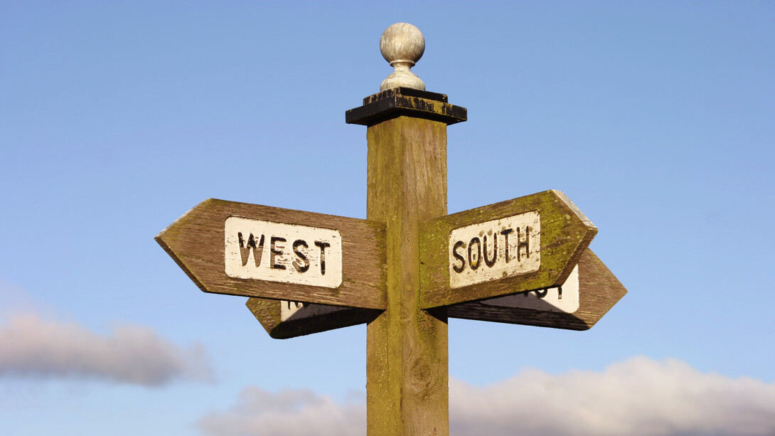 Poste de madera que indica las direcciones cardinales. Aumentar las tasas de interés es como consumir demasiado acetaminofeno, más conocido como paracetamol: provoca efectos indeseables