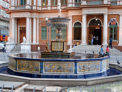 Fuente de cerámica de Talavera de la Reina en la ciudad brasileña de Porto Alegre