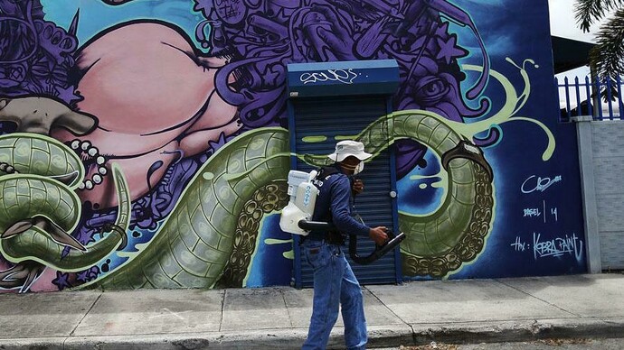 Empleado público fumigando en el barrio de Wynwood, Miami