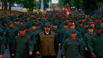 Nicolás Maduro, acompañado del ministro de Defensa (Vladimir Padrino), exhibe el apoyo del estamento militar dos días después del golpe