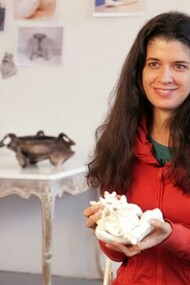 Janine Antoni con una sua scultura