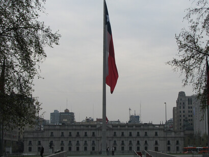 Palacio de la Moneda, Santiago de Chile. La retórica democrática convive con estructuras que protegen privilegios y perpetúan la desigualdad bajo el manto del patriotismo