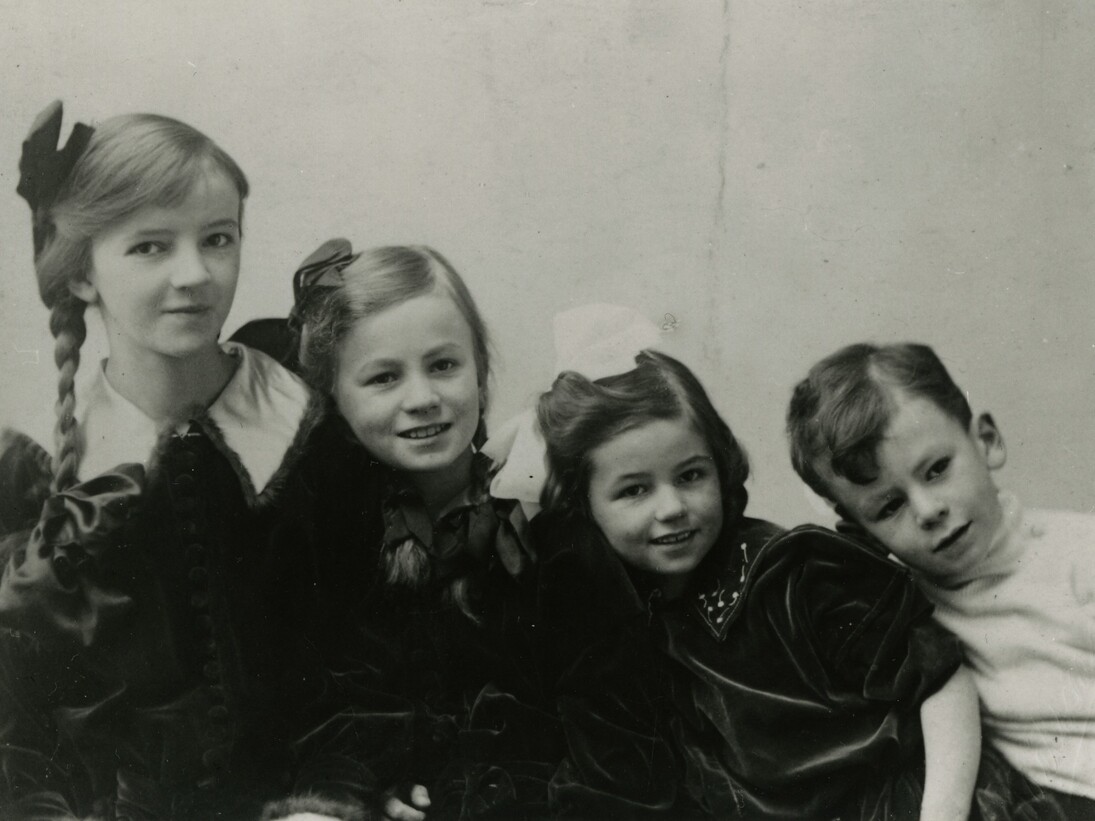 Barbara, Joan, Elizabeth and Tony Hepworth, c.
1915. Courtesy The Hepworth Family Photograph
Collection