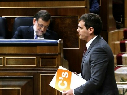 Albert Rivera (C's) pasa delante del escaño de Mariano Rajoy