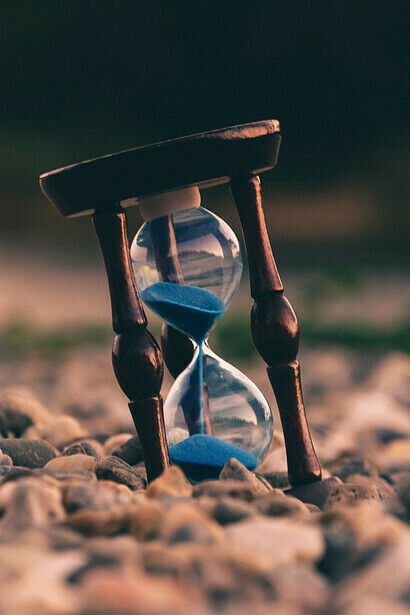 Sanduhr. Die Zeiten ändern sich und die Technologie wird zum neuen Kronos
