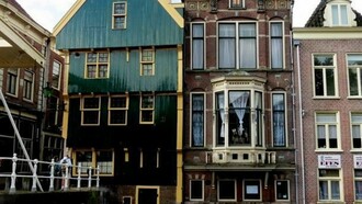 Una vista delle costruzioni tipiche di Amsterdam.