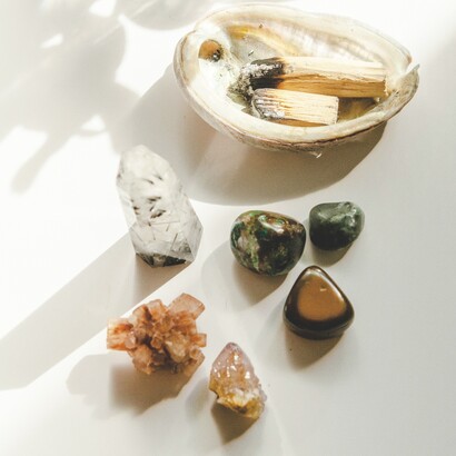 I cristalli possono essere utilizzati in meditazione, posizionati sul corpo o negli ambienti per amplificare e dirigere le energie benefiche  
