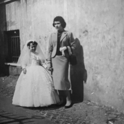 Dall'archivio fotografico di famiglia dell'autrice, Cesareo Raffaella. Zia, figlia della nonna sarta, con nipotina, completi confezionati dalla nonna nel 1958