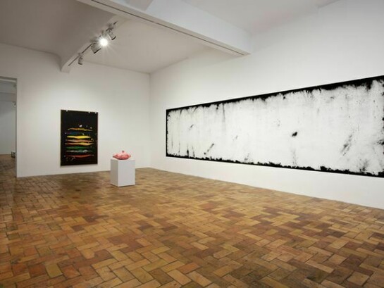 Harold Ancart, Installation views, Untitled, 2013, Pigment (charcoal powder) on wall, format variable © VW (VeneKlasen/Werner), Berlin