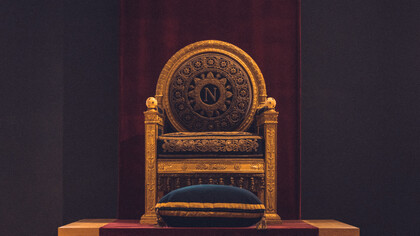 Napoleone Bonaparte. Ci sono uomini destinati alla leggenda. Uomini che nascono per più alti fini, che sia governare una Nazione o portarne la rovina. Grandezza e follia sono due facce della stessa medaglia, e sono aspetti fondamentali per capire un uomo come Napoleone Bonaparte
