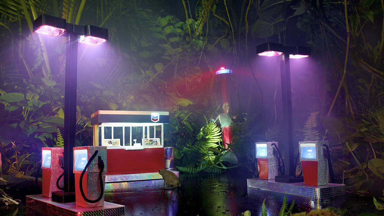 David LaChapelle, Gas Chevron, 2012, Chromogenic print, 127 x 194 cm / 50 x 76 in. / Edition de 3 + 2 AP, © David LaChapelle, Courtesy Galerie Daniel Templon, Paris & Brussels  