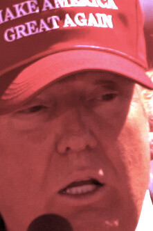 Donald Trump llevando una gorra con su eslogan "Make America Great Again"