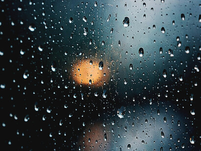 De vez em quando é assim. Como se o dia fosse tragédia ou piada embalado numa caixa de marfim, uma inquietação vadia, falta de Fé no novo, esperança engarrafada na ilusão. Sempre tive o vício de contar com o renovado esforço de imitar os outros, aqueles que sempre achei melhores que eu. Imerso em prazeres solitários, nunca consegui arranjar melhor caminho para o destino