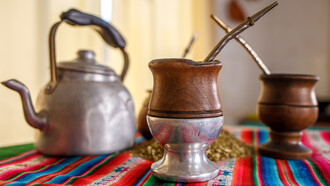 El mate es una infusión hecha con hojas de yerba mate (Ilex paraguariensis)