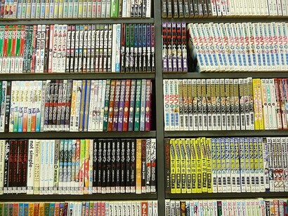 Prateleiras repletas de mangás. Os mangás são divididos pela demografia do seu público-alvo, existem os Kodomo feitos para crianças pequenas, os shonen o gênero mais popular destinados para jovens meninos adolescentes e que são cheios de ação e histórias de amizade. O equivalente para meninas são os Shoujo que trazem narrativas românticas centradas em jovens garotas descobrindo o amor. Para o público mais velho está disponível o Seinen, com histórias sombrias e cheias de violência, assim como o Josei voltado para mulheres adultas
