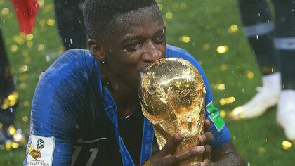 Le footballeur français Ousmane Dembélé, lauréat du Ballon d'or 2025, brandissant le trophée de la Coupe du monde de la FIFA après la finale du tournoi, le 15 juillet 2018