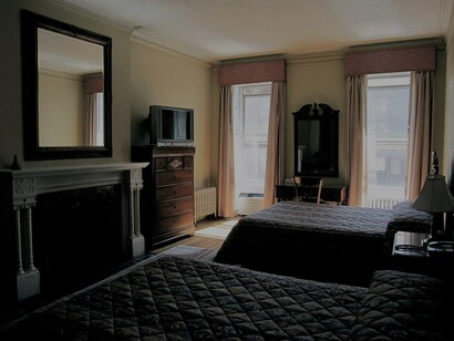 Um quarto standard para alugar no Chelsea Hotel