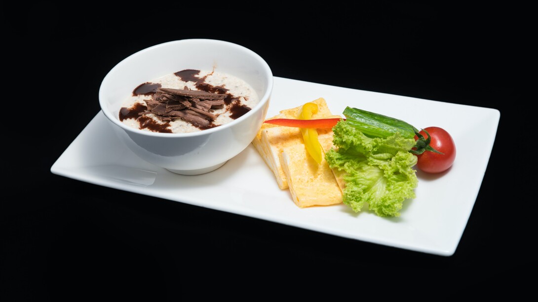 Cereal com vegetais fatiados