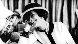 Coco Chanel, pseudonimo di Gabrielle Bonheur Chanel. Stilista francese tra le figure più importanti della moda e della cultura popolare del XX secolo