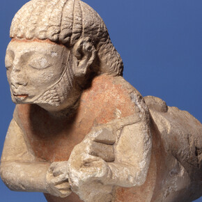 Créature hybride jouant de la lyre, Calcaire, h. 17,2 ; l. 16,5 cm, Découverte : Lindos, acropole, « couches archaïques »/ production : Chypre, 600-550 av. J.-C. Acquise en 1942, don de la Fondation Carlsberg © Copenhague, Musée national du Danemark