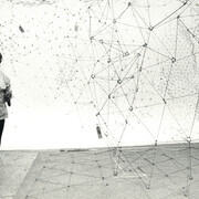 Gego installa Reticulárea 1981 [Reticular 
1981], Sala Gego, Galleria d'Arte Nazionale, Caracas, 1980. Per gentile concessione del Zentrum Paul Klee