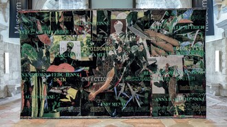 Lucia Veronesi, La desinenza estinta, 2024. Tessuto jacquard effetto lampasso di trame 300 x 500 cm. Installation view, Ca’Pesaro Galleria Internazionale d’Arte Moderna, Venezia, ph. Francesco Allegretto