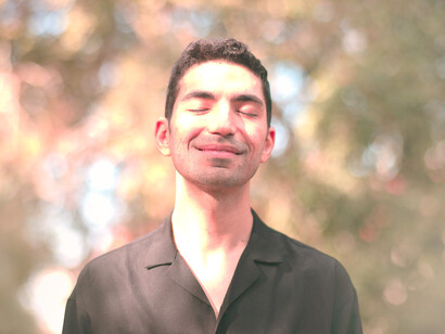 Un hombre siente la luz del sol en su rostro. La esencia universal es la unidad de la energía y la materia. De esta unidad surge el principio de inseparabilidad