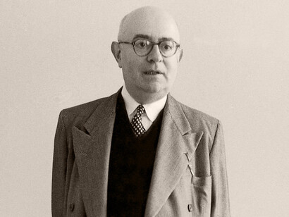 Theodor Adorno, filósofo alemán de origen judío​ que también escribió sobre sociología, comunicología, psicología y musicología