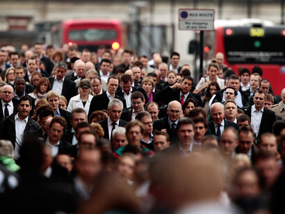 Personas caminan por el centro de una capital europea