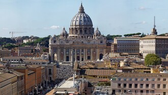 La Basilica di San Pietro, situata nel cuore del Vaticano, è uno dei massimi capolavori dell'architettura rinascimentale e barocca, simbolo della spiritualità cristiana nel mondo
