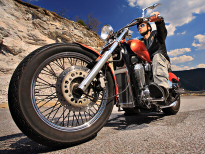 Moto de gran cilindrada por la carretera