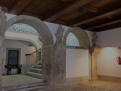 O Museu dos Biscaínhos encontra-se instalado numa casa do século XVII (ampliada no século XVIII) com magníficos jardins de traçado barroco, em Braga, Portugal