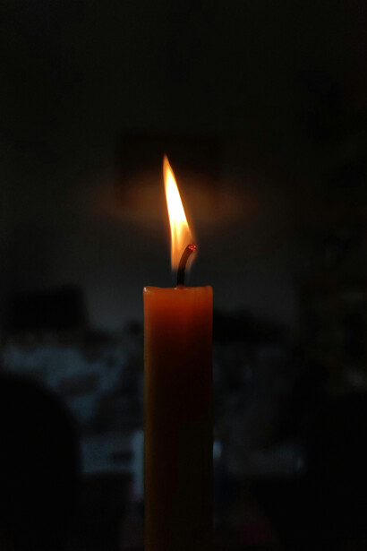 Entre velas encendidas y rezos silenciosos, la memoria de Luz Caraballo sigue iluminando los caminos fríos del páramo andino