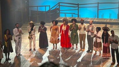 Elenco da adaptação para o teatro de Torto Arado agradece público ao fim de apresentação. Riquíssimo na explanação e desenvolvimento das personagens, mergulhamos e sentimos junto a elas, as suas emoções, seus medos, suas vitórias e suas derrotas, através de uma narrativa que muda de perspectiva à medida que muda a primeira pessoa que está narrando a história