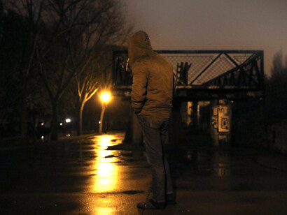 J., 38 años. Hace tiempo solía ganarse la vida yendo a la vendimia a La Rioja, pero las condiciones empeoraron. Pasa las noches en el parque de la Bombilla, relativamente cerca del albergue de San Isidro. Fotografía Luis Sevillano