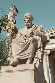 Estátua de Platão, filósofo grego conhecido por seus Diálogos e por fundar a Academia em Atenas, tradicionalmente considerada a primeira universidade do mundo ocidental. Antes do período paltônico, o processo educacional de um modo geral estava focado na formação militar