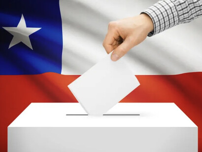 Los temas clave que preocupan a los votantes fueron la inmigración irregular, la inseguridad, la corrupción y la idea de merma del control estatal. Una mano depositando su voto en una urna, con la bandera nacional de Chile de fondo