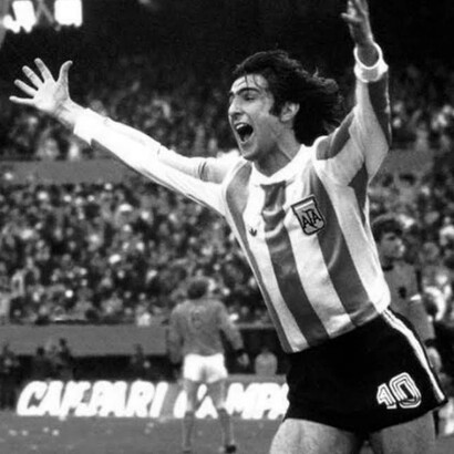 Mario Kempes, considerado, junto con Diego Armando Maradona y Lionel Messi, como uno de los grandes jugadores argentinos de la historia