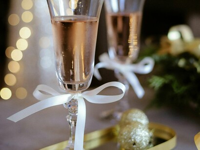 Champanhe combina com queijo, camembert, brie; combina com frutos do mar, com risotos, massas, risotos de queijo, limão; combina comigo e combina contigo