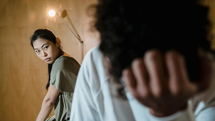 Pessoa amargurada. Estudos científicos demonstraram que a negatividade crónica pode levar a uma espiral descendente em direção à amargura