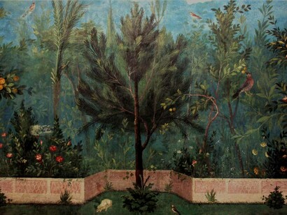 Giulia ha circa un anno quando, nel 38 a. C., il primo imperatore romano sposa Livia, la donna che gli resterà a fianco fino alla morte