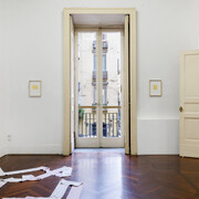 Stéphanie Saadé, Our love is my studio [Il nostro amore è il mio studio], veduta della mostra. Per gentile concessione della Galleria Tiziana Di Caro