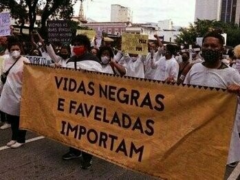Manifestação do movimento Vidas Negras Importam. O trabalho da sua construção ao longo de tanto tempo seria um problema? Acredito que não! Afinal não se constrói uma civilização em ¾ de século. A questão atual é perceber que existem pessoas, grupos que parecem duvidar da importância dos valores contidos nesta declaração. Parecem não perceber que eles são a única salvaguarda dos cidadãos comuns e, principalmente, dos desprovidos, dos ignorados, dos periféricos, daqueles que não possuem o poder econômico ou político...