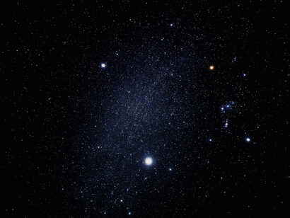 Triángulo invernal formado por Proción a la izquierda, Betelgeuse, roja, a la derecha (y el resto de Orión) y Sirius debajo en el centro