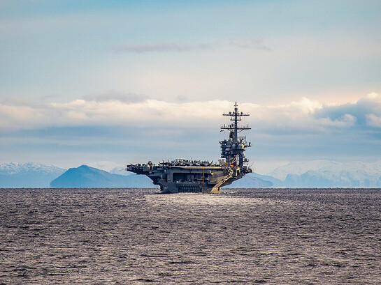 El portaaviones de clase Nimitz USS George Washington (CVN 73) cruza el Estrecho de Magallanes el 5 de junio de 2024