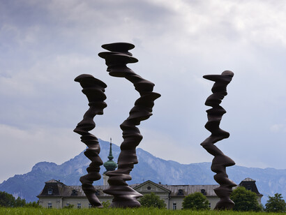 Tony Cragg, Points of View, 2013, Bronze, 3 columns, each 700 x 200 x 200 cm (275.59 x 78.74 x 78.74 in), © Anthony Cragg, Courtesy: Galerie Thaddaeus Ropac Salzburg Paris, photo: Stefan Zenzmaier