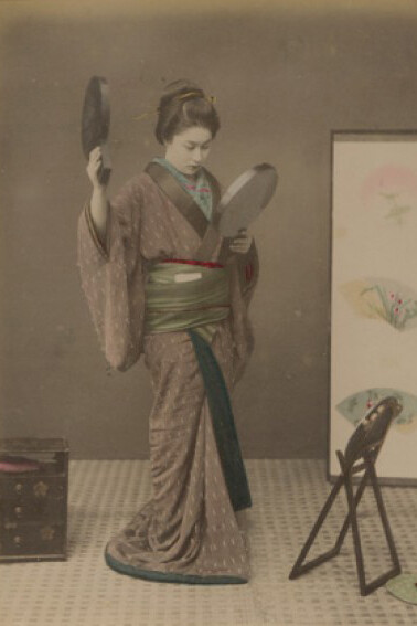 Kusakabe Kimbei, Gheisha looking at tree mirrors , 1880, hand couloured album silver photograph, 20,3 x 26,7 cm