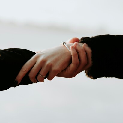 A volte, basta uno sguardo o una parola per cambiare la direzione di un viaggio