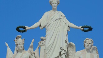 O abuso de poder por conta das costas quentes da ala libertadora faz com que os líderes que dirigem algumas instituições do estado se tornem intocáveis e até imunes a justiça por conta disso. Será este um país que almeja ter o respeito dos cidadãos quando vão a procura de seus serviços ou de alguma Justiça, instituições que prestam contas a um partido ou a um grupo de pessoas