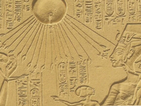Atón —"disco solar"— y la deidad que representa el sol físico en el Antiguo Egipto. Atón fue elevado a dios supremo por el faraón Akhenatón en el siglo XIV a.C.